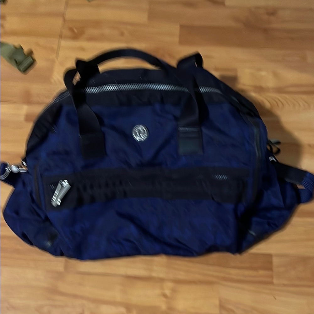 Lululemon Navy and Black Travel/gym bag nicely used great size!!
